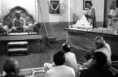 Шриле Прабхупаде дарят первую модель храма