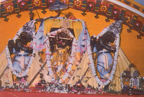 Божества в храме Кширачора Гопинатхи